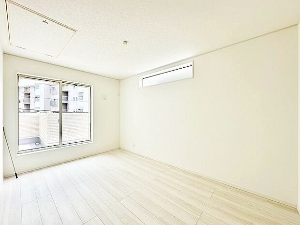 【洋室】「無料オンライン相談」受付中！爽やかな日差しがお部屋全体を優しく包み込みます