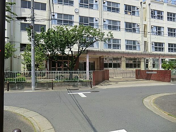 足立区立谷中中学校(約750m)