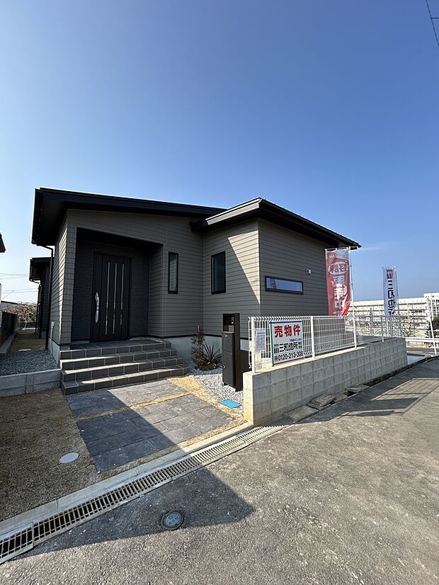 素敵な平家に仕上がりました!シックでおしゃれな外観に仕上げ、内部も落ち着いた色合いになっています!うれしい設備も多数装備しております!ぜひご内覧下さい!