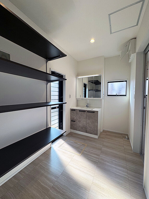 約3.5帖もある洗面室は住めばわかる快適空間です!可動式の収納棚もあり!玄関と洗面室が広いのは大きなプラス要素だと思います!