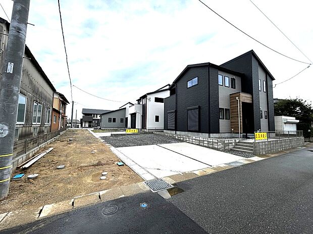 整然と並ぶ建物が美しく調和した区画。ゆとりある駐車スペースと前面道路が確保され、開放的で明るい街並みを形成。暮らしやすさを感じる配置です♪