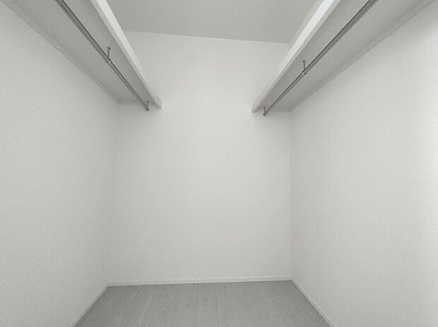 【ウォークインクローゼット】主寝室のウォークインクローゼットです♪