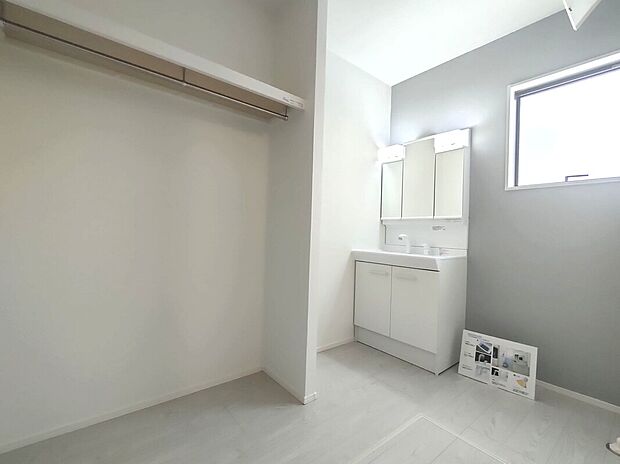 【洗面スペース】洗面スペースはうれしいクローゼット付きです♪