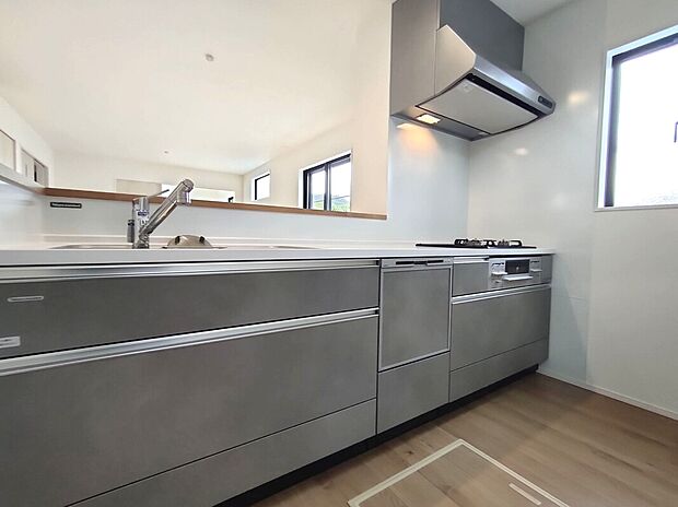 【キッチン】3口ガスコンロとレンジフードを備えた機能的なキッチン。シンクや収納も充実し、調理も片付けも快適。小窓から光が差し込む明るい空間で、毎日の料理が楽しくなる設計です♪