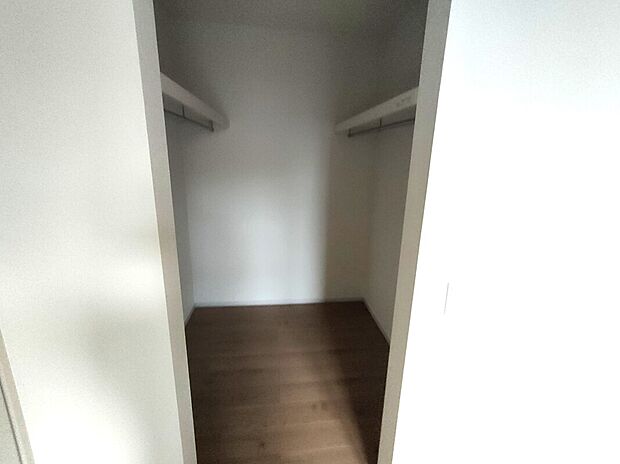 【ウォークインクローゼット】主寝室に併設されたウォークインクローゼットは、衣類や小物をすっきり収納できる便利な空間。動線もスムーズで、朝の身支度や季節の入れ替えも快適。暮らしにゆとりを生み出します♪