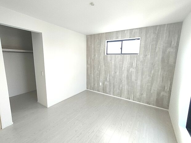 【主寝室】7帖の主寝室は収納付きで使い勝手も良好。ベッドを置いてもゆとりがあり、落ち着いた色調の内装が心地よい空間を演出。寝室としての機能性と快適性を兼ね備えています♪