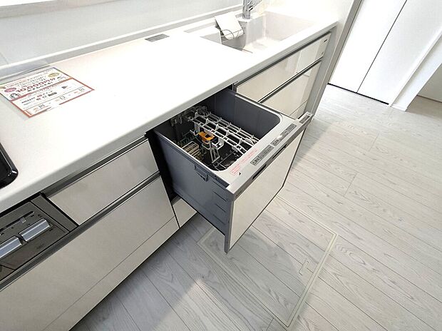 【自動食器洗乾燥機(1号棟)】ビルトイン食洗機は、家事の時短に役立ち、手洗いよりも節水・衛生的。収納一体型でキッチンの美観を損なわず、静音設計で夜間の使用も快適。毎日の暮らしをスマートに支えます♪