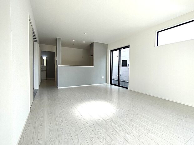 【LDK(1号棟)】大きな窓と高窓から光が差し込む明るいリビングは、開放感と快適さが魅力。家具配置の自由度も高く、家族が自然と集まるくつろぎの空間として、毎日の暮らしを支えます♪