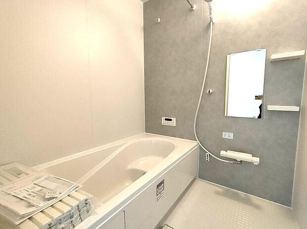 【浴室(1号棟)】浴室にはゆったり浸かれる浴槽とシャワーを完備。操作パネル付きで湯温管理も簡単。清潔感のある空間で、毎日の疲れを癒す快適なバスタイムを実現します。家族みんなにうれしい設備です♪