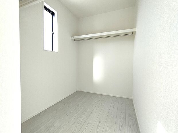 【ウォークインクローゼット(1号棟)】主寝室に併設されたウォークインクローゼットは、衣類や小物をすっきり収納できる便利な空間。動線もスムーズで、朝の身支度や季節の入れ替えも快適。暮らしにゆとりを生み出します♪