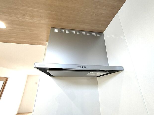 【レンジフード(2号地)】スタイリッシュなレンジフードがキッチンに上質な印象を添え、煙やにおいをしっかり吸い込む快適設計。見た目と性能を両立した、心地よく料理ができる設備です♪