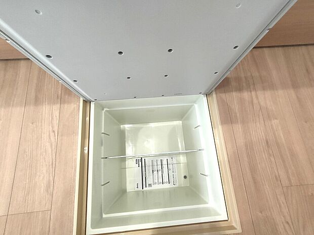 【床下収納(2号地)】床下収納は、普段使わない食品や備品などをすっきりしまえる便利なスペース。限られた空間を有効活用でき、キッチンまわりの整理整頓にも役立ちます♪