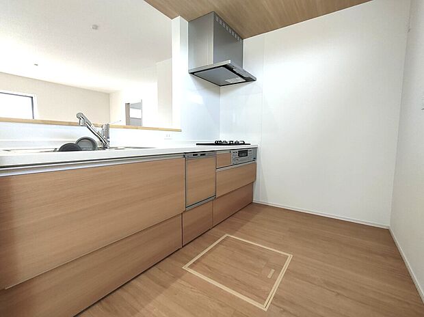 【キッチン(2号地)】シンプルで整ったデザインのキッチンは、作業がしやすく日々の家事を快適にしてくれる空間。収納や設備も使いやすく、清潔感のある心地よい料理スペースです♪