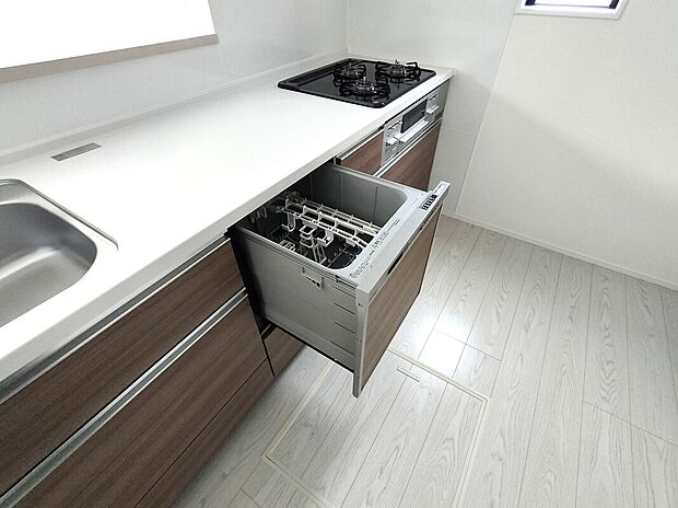 【自動食器洗乾燥機】ビルトイン食洗機は、家事の時短に役立ち、手洗いよりも節水・衛生的。収納一体型でキッチンの美観を損なわず、静音設計で夜間の使用も快適。毎日の暮らしをスマートに支えます♪