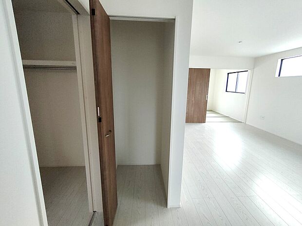 【パントリー】キッチン横に設けられたパントリーは、食品や日用品のストックに便利。棚付きで整理しやすく、生活感を隠しながらすっきりとした空間を保てます♪