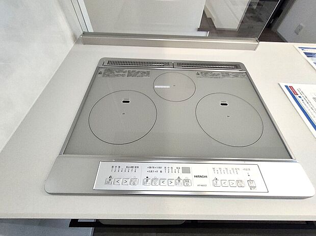 【IHコンロ(1号地)】フラットな天板でお手入れしやすいIHコンロは、火を使わない安心設計で調理も快適。操作パネルも見やすく、毎日の料理をスムーズにしてくれる使い勝手の良い設備です♪