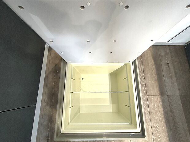 【床下収納(1号地)】床下収納は、普段使わない食品や備品などをすっきりしまえる便利なスペース。限られた空間を有効活用でき、キッチンまわりの整理整頓にも役立ちます♪