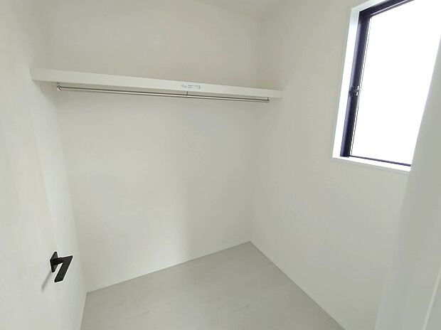 【2階ファミリークローク(1号棟)】2階のファミリークロークは、ハンガーパイプと上部棚を備え、衣類から日用品までまとめて収納できる便利な空間。窓付きで明るく、換気もしやすいため、家族全員が使いやすい快適な収納スペースです♪