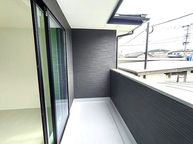 【バルコニー(1号棟)】インナータイプのバルコニーは、屋根付きで雨の日も安心。外壁と一体感のある設計で、プライバシーにも配慮。洗濯物干しやくつろぎスペースとしても使える、快適なアウトドア空間です♪