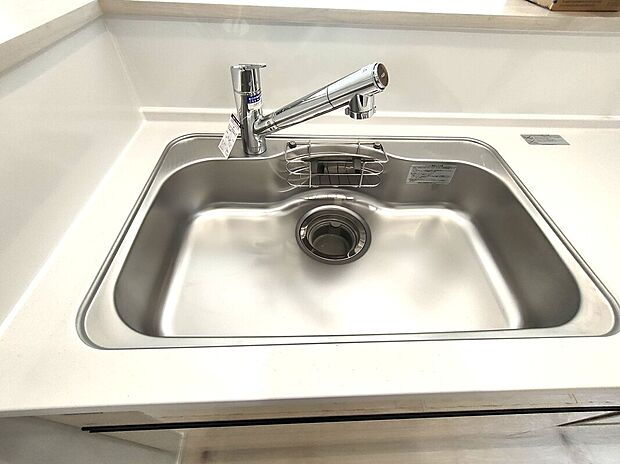 【シンクスペース】ステンレス製のシンクは清潔感があり、日々の調理や片付けも快適。水切りラック付きで使い勝手も良く、キッチンまわりをすっきり保てる設計です♪