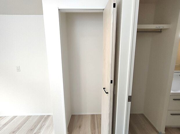 【パントリー】キッチン横に設けられたパントリーは、食品や日用品のストックに便利。棚付きで整理しやすく、生活感を隠しながらすっきりとした空間を保てます♪