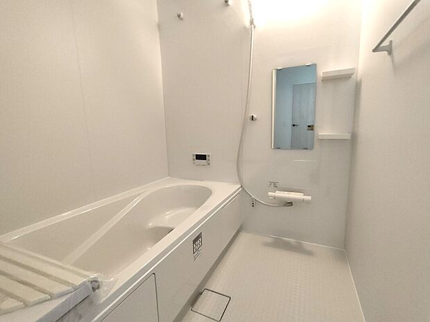 【浴室】浴室にはゆったり浸かれる浴槽とシャワーを完備。操作パネル付きで湯温管理も簡単。清潔感のある空間で、毎日の疲れを癒す快適なバスタイムを実現します。家族みんなにうれしい設備です♪