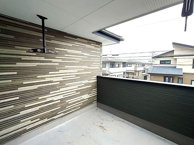 【バルコニー】インナータイプのバルコニーは、屋根付きで雨の日も安心。外壁と一体感のある設計で、プライバシーにも配慮。洗濯物干しやくつろぎスペースとしても使える、快適なアウトドア空間です♪