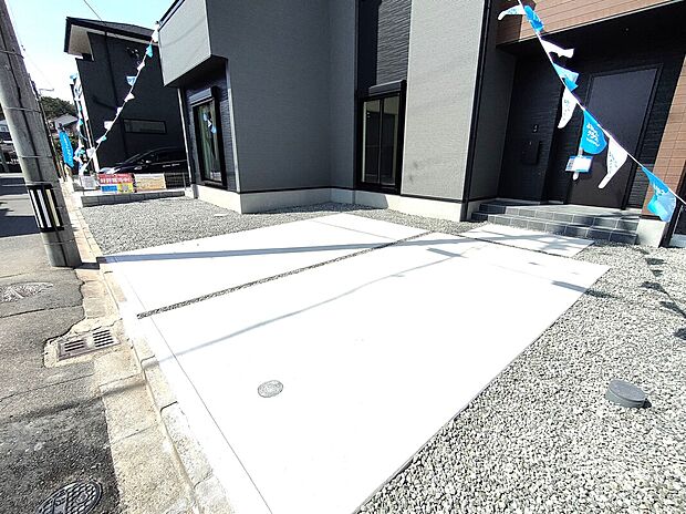 【2号棟駐車スペース】前面にゆとりあるコンクリート敷きの駐車スペースを確保しており、車の出し入れがしやすい使い勝手の良い配置。来客時にも対応しやすく、日常の利便性を高めてくれるポイントです♪