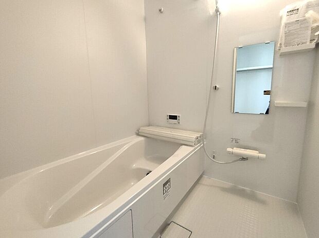 【浴室(1号棟)】浴室にはゆったり浸かれる浴槽とシャワーを完備。操作パネル付きで湯温管理も簡単。清潔感のある空間で、毎日の疲れを癒す快適なバスタイムを実現します。家族みんなにうれしい設備です♪