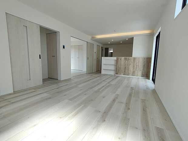 【LDK(1号棟)】18.0帖の広々としたリビングは、窓から光が差し込む開放的な空間。家具の配置も自由に楽しめ、家族の集まる場所としてゆとりある暮らしを叶える、快適で明るい住空間です♪