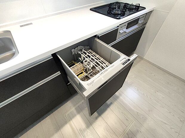 【自動食器洗乾燥機】ビルトイン食洗機は、家事の時短に役立ち、手洗いよりも節水・衛生的。収納一体型でキッチンの美観を損なわず、静音設計で夜間の使用も快適。毎日の暮らしをスマートに支えます♪