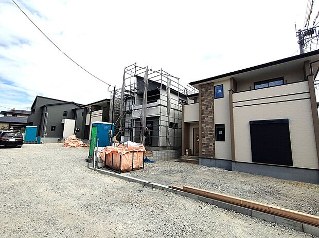 【区画全体(表側)】整然と並ぶ建物が美しく調和した全体区画。ゆとりある前面道路と駐車スペースが確保され、開放的で明るい街並みを形成。暮らしやすさを感じる配置です♪