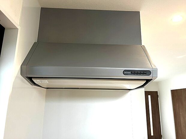 【レンジフード(1号棟)】スタイリッシュなステンレス調レンジフードを採用。高い吸引力で煙や臭いをしっかり除去し、清潔感あるキッチン空間を保つ機能的な設備です♪
