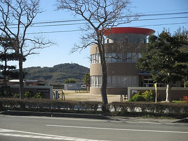 津屋崎小学校(約270m)