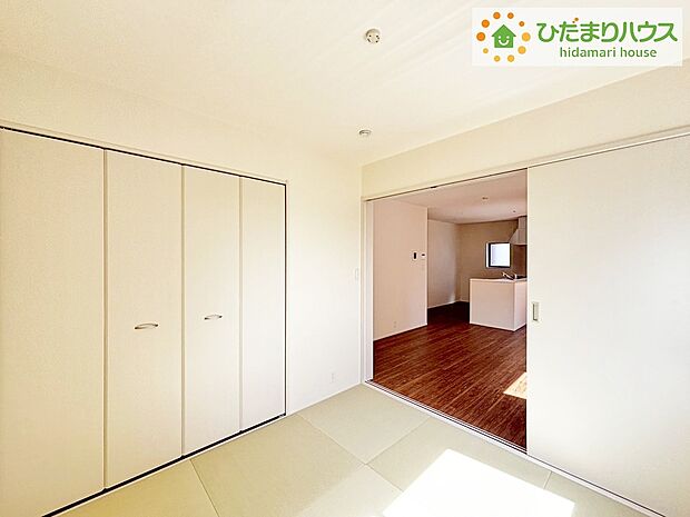 -選べる豪華家電プレゼントキャンペーン実施中-
《5号棟》リビングには和室が隣接し、お子様の遊び場や家事スペースにも大活躍です☆