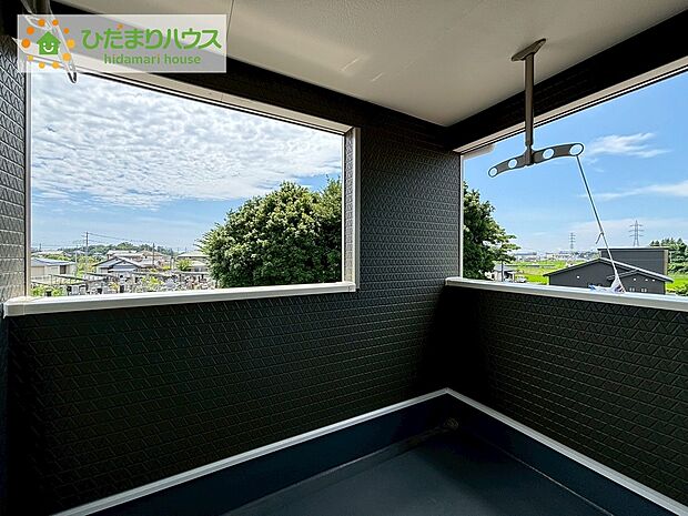 【バルコニー】《3号棟》広々としたバルコニー。お洗濯物もぜーんぶ干せちゃいます！！