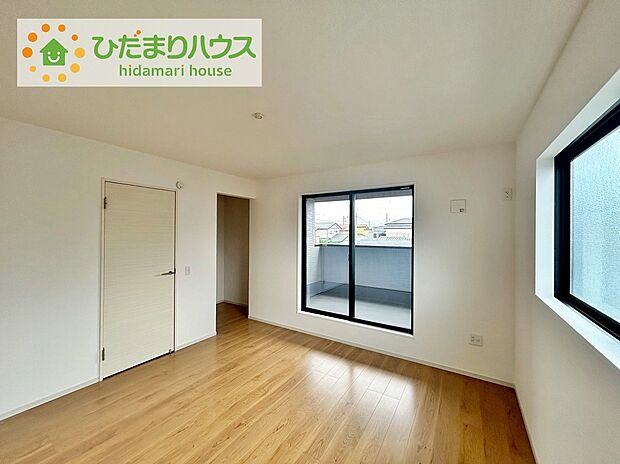 【主寝室】バルコニーに面していて、たっぷり光りの入る明るい主寝室です！