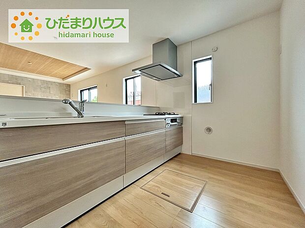 【キッチン】カウンターは少し高くなってますので、手元が隠れて来客からは見えにくくなってます♪