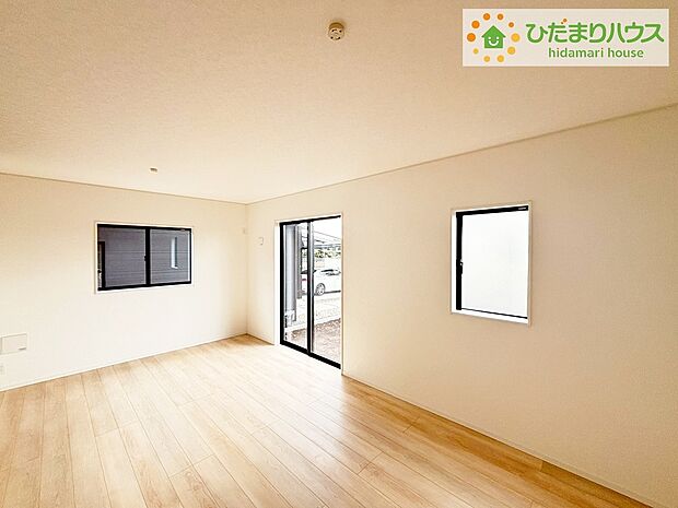 【リビング】《3号棟》リビング大きな窓からは、暖かな日の光が降り注ぎます・・・