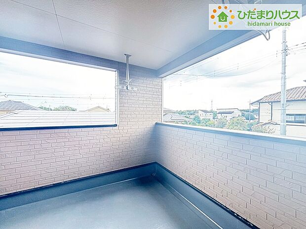 【バルコニー】《3号棟》雨の日でも安心なインナーバルコニーなら、外出時もお洗濯物が濡れる心配をしなくてすみますね♪