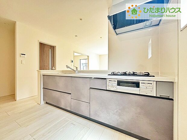 【キッチン】カウンターは少し高くなってますので、手元が隠れて来客からは見えにくくなってます(*^^)v