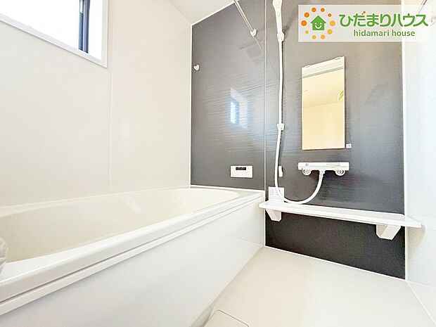 【バスルーム】《5号棟》大人が足を伸ばしても十分な広さ！一人でゆっくりくつろぐ時間も大切です！