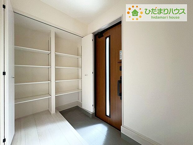 【玄関】玄関がひろいので親子で並んで仲良く靴が履けますね(^^)/