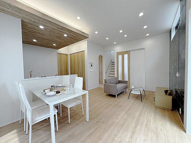 【和歌浦東3-2 LDK】『ハイルーフ天井高2m80cm』のこうふくスタイルを採用し
さらに折り下げ天井を色分けし木目調をプラスすることで
ナチュラルモダン感がアップします。