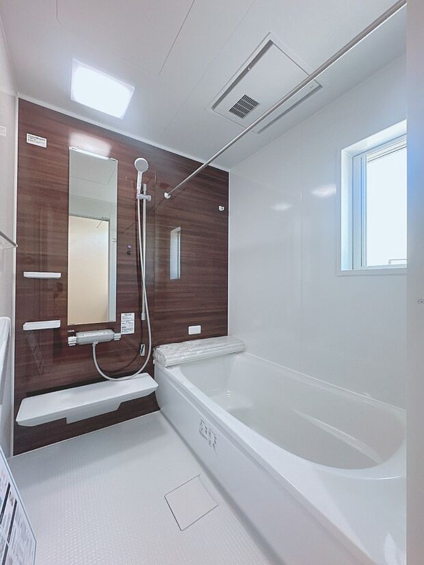 【【新田広芝3-16】浴室】温かみのある茶色の木目調パネルが印象的なお風呂で、ほっと落ち着けるバスルームです。
