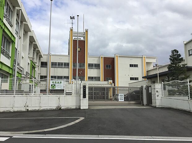 岩出市立上岩出小学校(約643m)