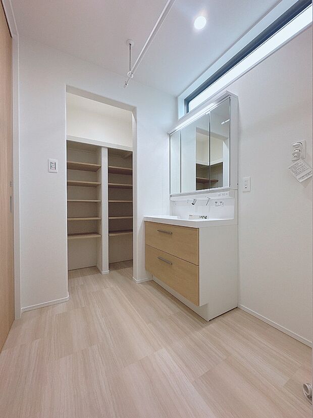 【【新田広芝3-11】洗面化粧室】明るくやさしい色合いの洗面台と、隣のクローゼットで使いやすい洗面室です。