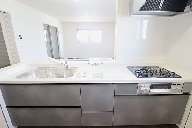 大容量の収納スペースは取り出しやすく、しまいやすいスライドタイプ、大きな鍋などの調理器具や、調味料も出し入れしやすいですね。