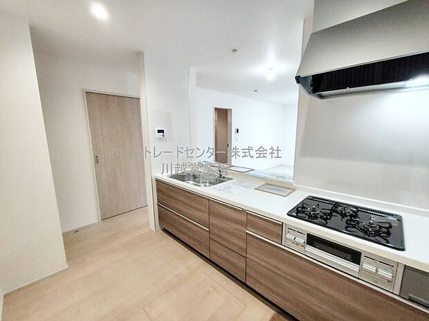 大容量の収納スペースは取り出しやすく、しまいやすいスライドタイプ、大きな鍋などの調理器具や、調味料も出し入れしやすいですね。