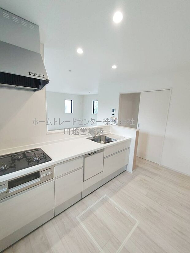 大容量の収納スペースは取り出しやすく、しまいやすいスライドタイプ、大きな鍋などの調理器具や、調味料も出し入れしやすいですね。